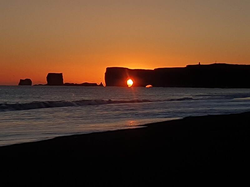 coucher de soleil entre les rochers